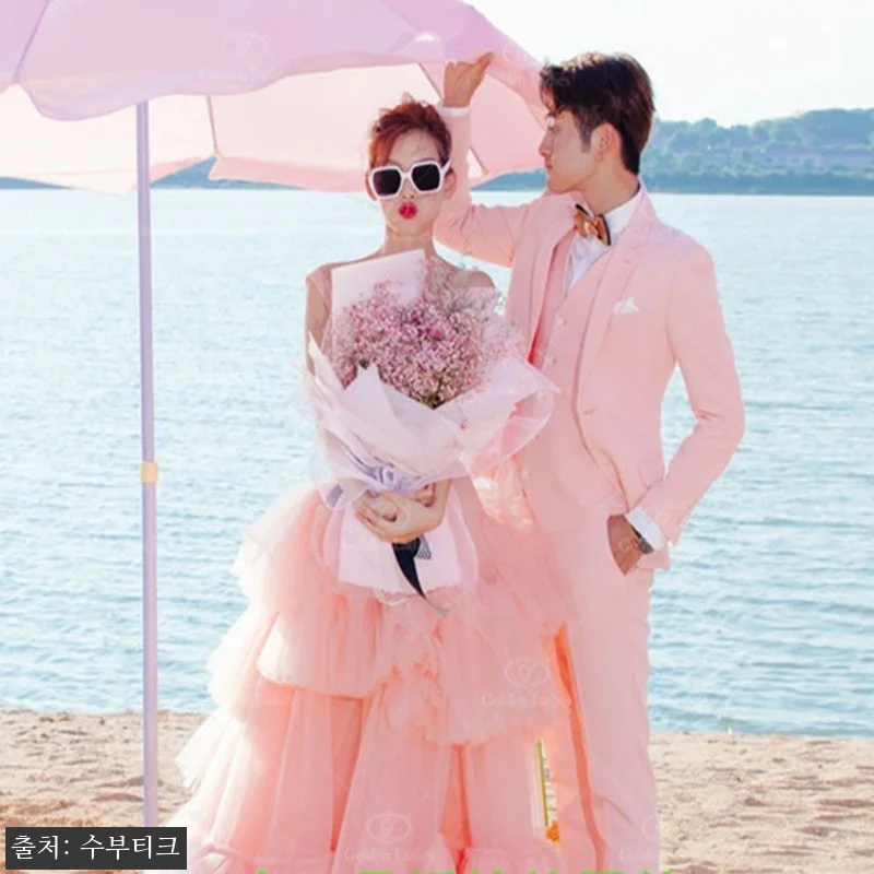 커플 화보촬영에 딱 맞는 핑크 민소매 관련 이미지 1