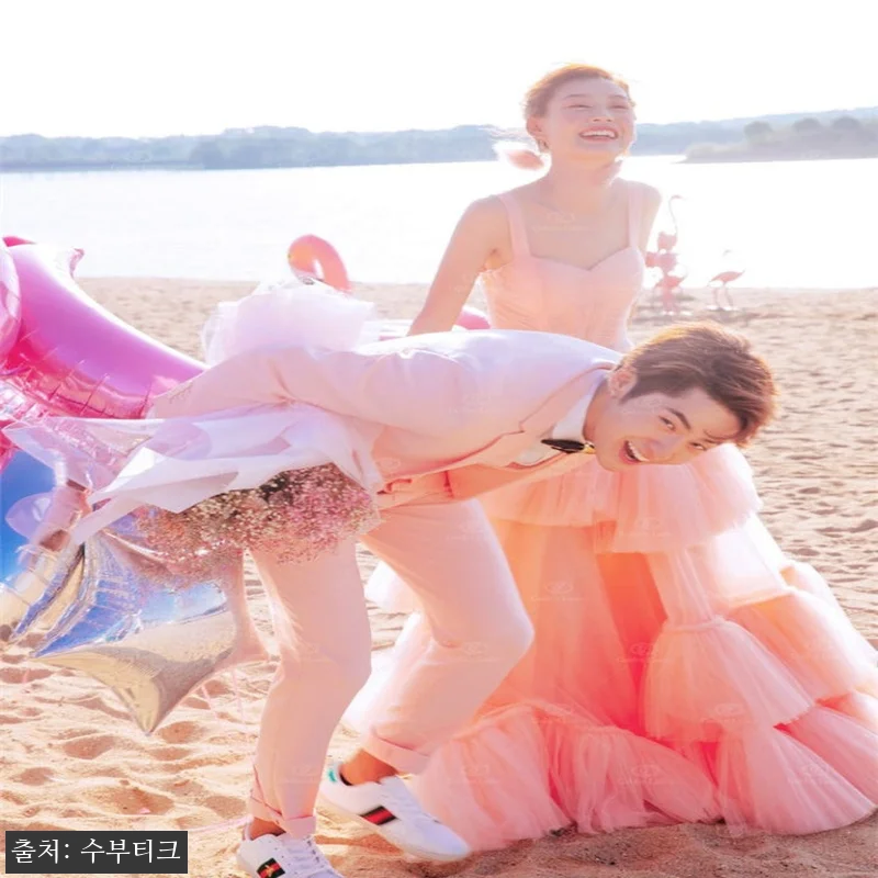 커플 화보촬영에 딱 맞는 핑크 민소매 관련 이미지 3