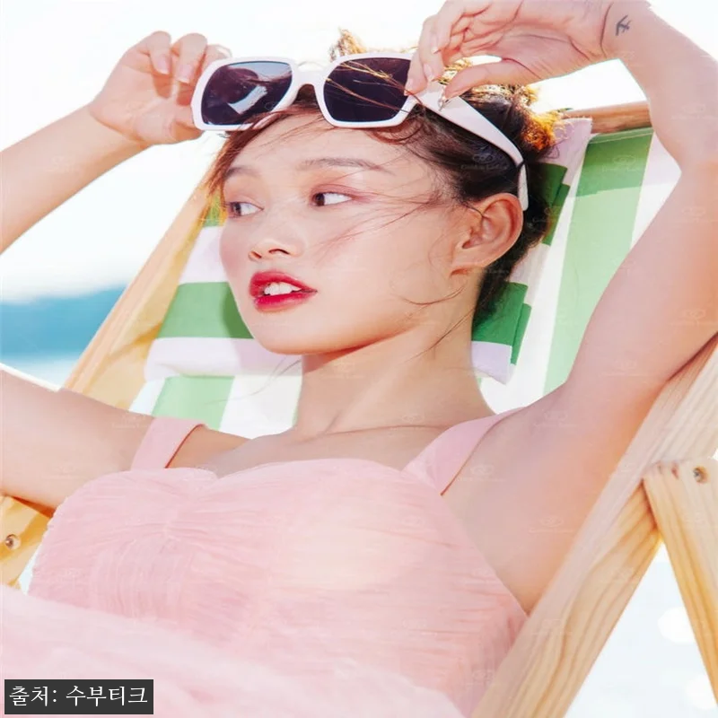 커플 화보촬영에 딱 맞는 핑크 민소매 관련 이미지 4
